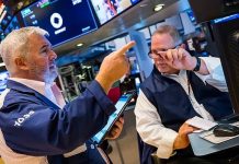 Chứng khoán Mỹ lập kỷ lục phiên thứ hai liên tiếp, giá dầu sụt 2%