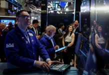 Chứng khoán Mỹ chững lại chờ tin Fed, giá dầu tiếp tục trượt dốc