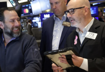 S&P 500 giảm 3 phiên liên tiếp, giá dầu xuống đáy gần 5 năm