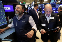 Chứng khoán Mỹ vững đà tăng dù dầu thô nóng trở lại