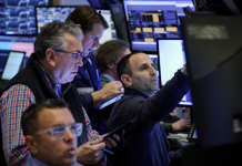 Chứng khoán Mỹ tăng điểm nhờ cổ phiếu Amazon bùng nổ, giá dầu biến động vì tin Venezuela