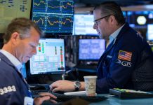 Chứng khoán Mỹ giảm điểm vì lợi suất trái phiếu tăng, giá dầu sụt 2%